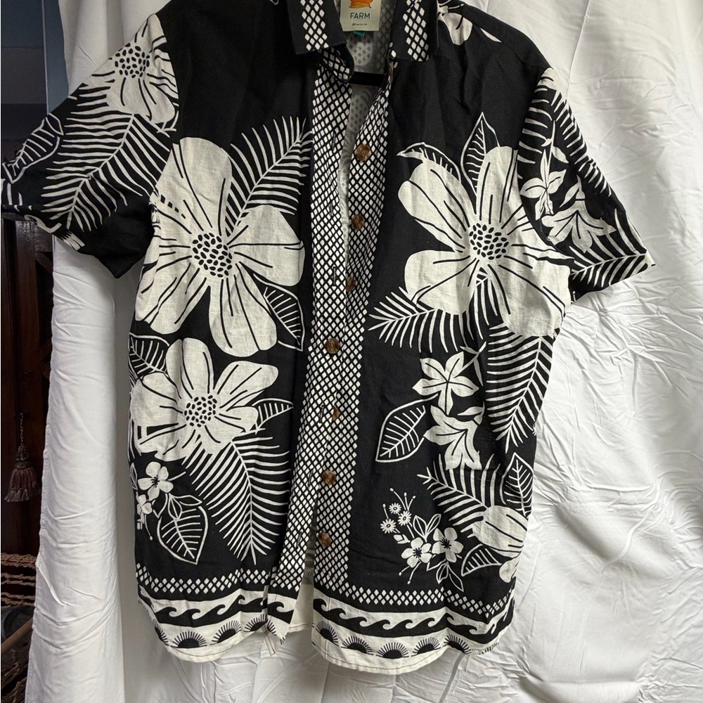 FARM Rio Black and Cream Floral Men’s Shirt Size S. Linen blend
